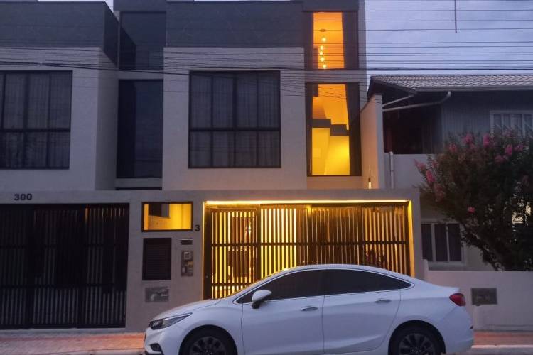 Sobrado em Bombas 3 su�tes. 2 vagas