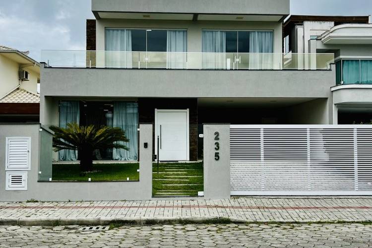 CASA 3 DORM. 2 VAGAS EM BOMBAS